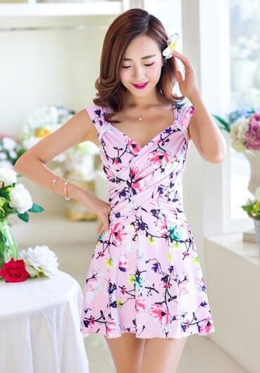 样貌迷人的美女，身穿碎花连体泳衣，绽放出气质优雅的女人韵味！