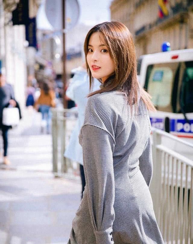 不少■杨超越又接新代言，造型精致身材却掉线，依旧是“季抛代言人”？