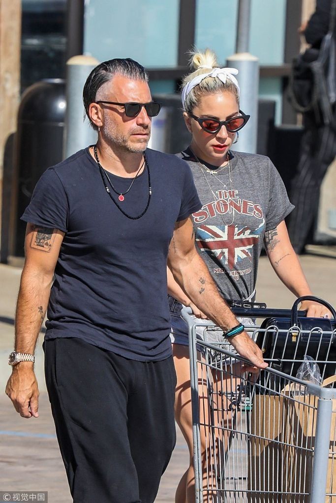 Lady Gaga和男友街头购物满载而归 二人牵牵小手撒狗粮低调又恩爱
