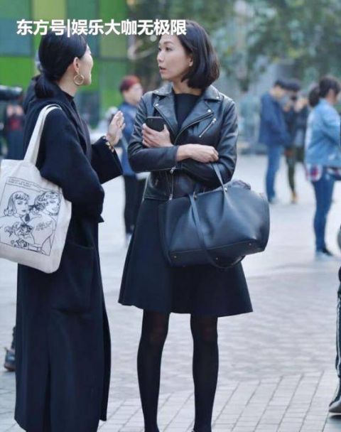 「月貌花容」街拍：月貌花容的美女，一件白色衬衫配白色短裤，时尚唯美好身材