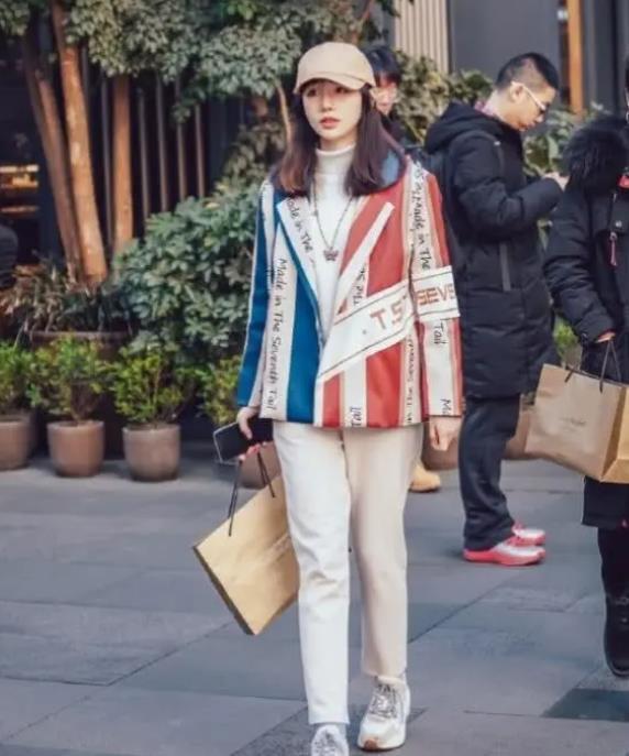 『蓝色』街拍时尚清新的美女,身穿白色背心配蓝色牛仔裤,魅力优雅气质