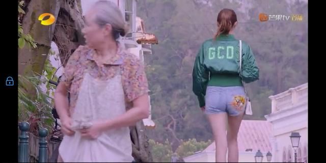 《甜蜜暴击》关晓彤搭配满分,清纯御姐完美切换,谁说配不上鹿晗