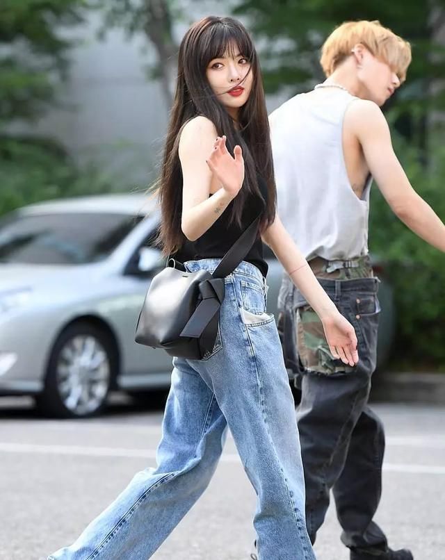  『性感』大家都在说的泫雅风,彩虹色穿搭、性感、运动这些元素不能少!