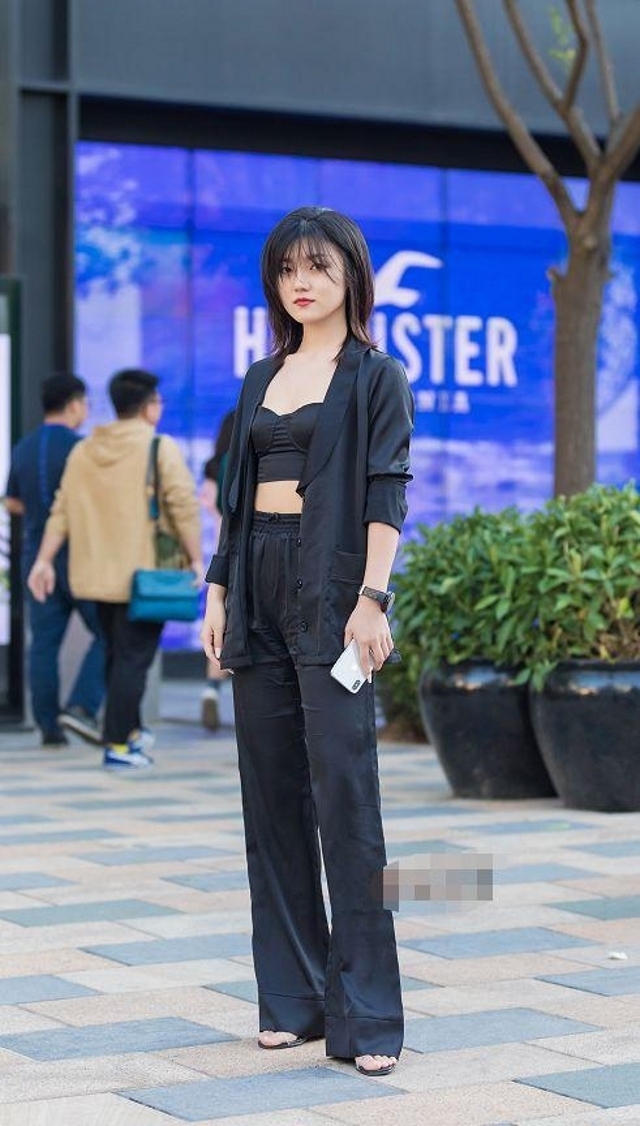 时尚搭配|路人街拍,小姐姐破洞牛仔裤搭配粉色的卫衣,非常的靓丽