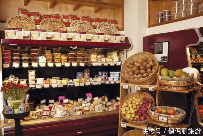 中国游客来到越南，忍不住要付款买沉香，立刻被导游制止