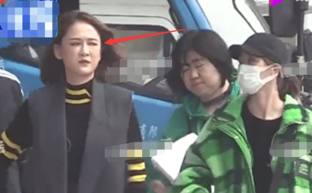  陈乔恩@41岁陈乔恩颜值崩塌，面部五官浮肿神情疲惫，失去精修原形毕露
