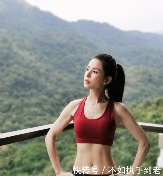 动作@李若彤晒健身照,玩瑜伽球做下腰动作,大秀马甲线肌肉线条明显!