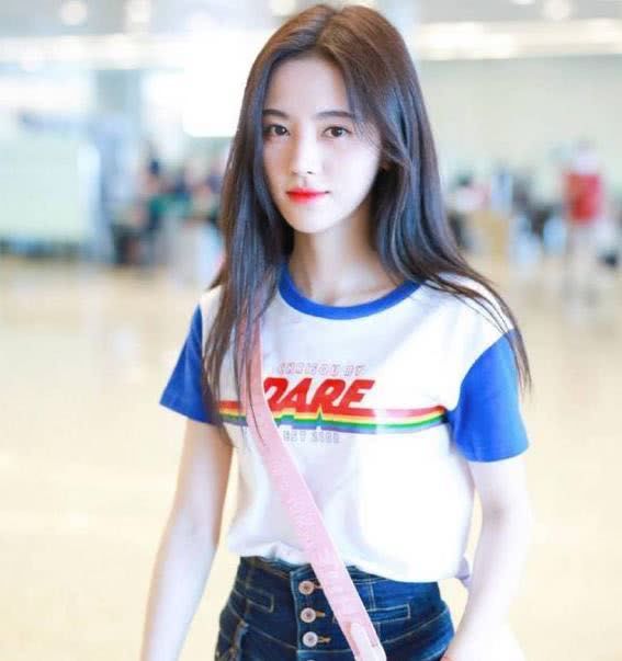 159鞠婧祎真敢穿，穿平底鞋搭长筒袜居然不丑，网友:这腿我服!