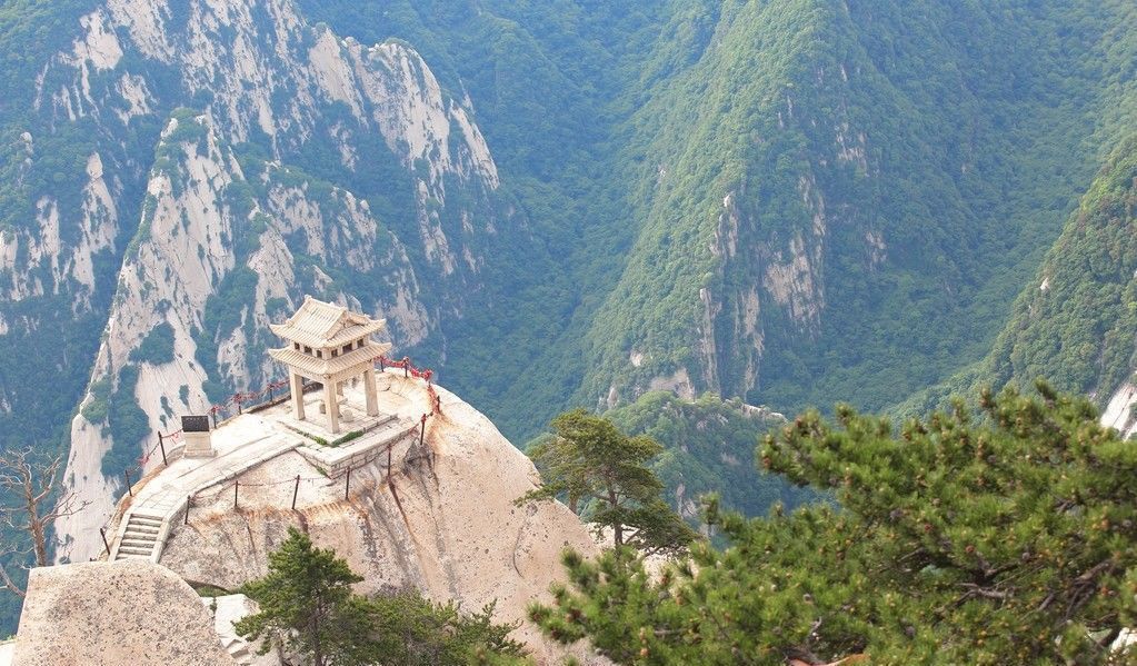 华山之上，有段长空栈道，虽然险峻，游客却络绎不绝