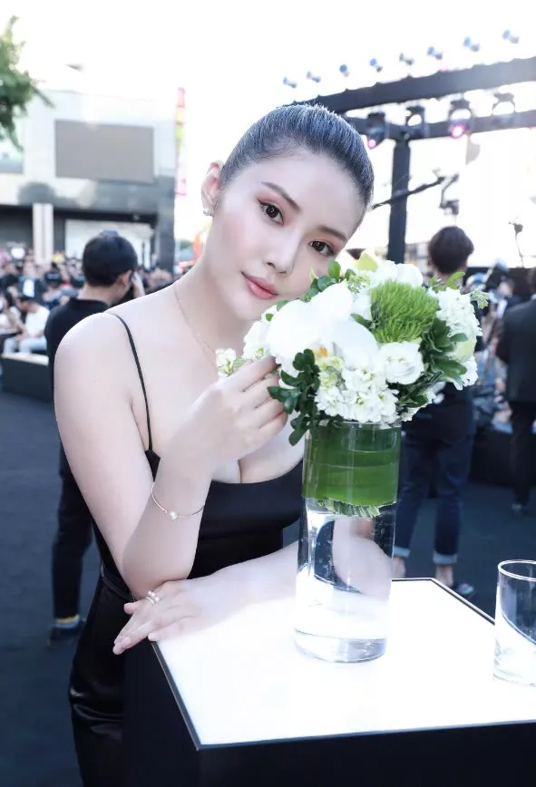 徐冬冬身材这么好，一条黑色吊带裙格外性感迷人，柳岩都败给你了