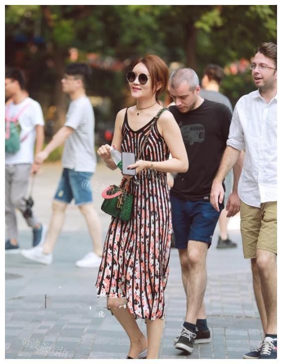 街拍：图七穿超短裤上阵，白皙水嫩的长腿，看了两眼放光！