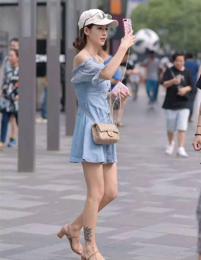 路人街拍:有一种小姐姐叫天生尤物,连衣裙随意穿就可以这么美