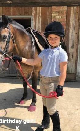 贝克汉姆与地狱厨神乡下度假，两家人拍大合照，小七小红裙瞩目