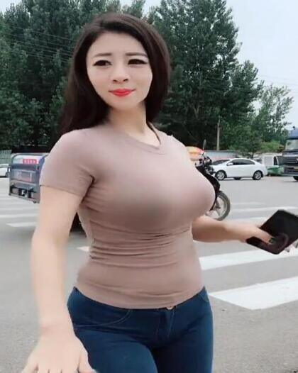 身穿紧身衣配牛仔裤小姐姐, 将优雅身姿完美展现出, 很有成熟魅力