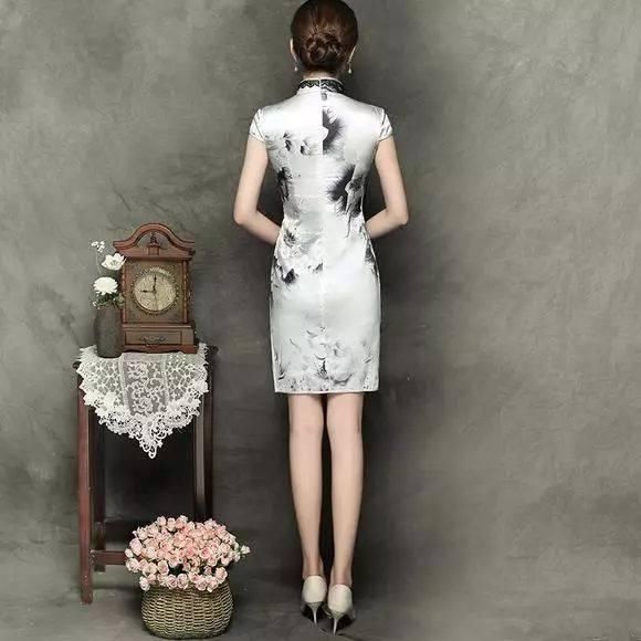 一袭银色水墨印花旗袍，佳期如梦，清秀雅致！