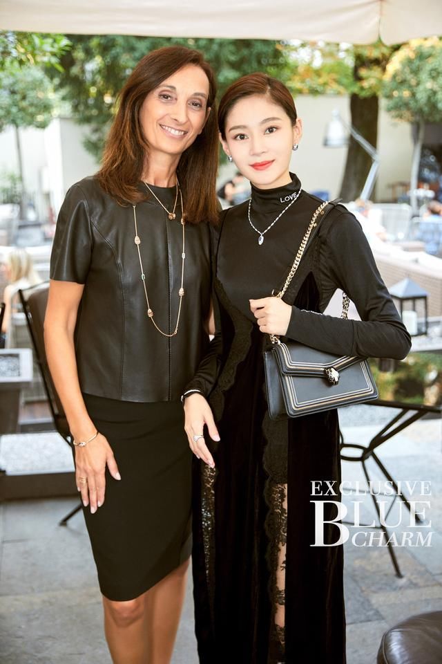 时装周上的王媛可太抢眼!穿长裙都掩不住大长腿