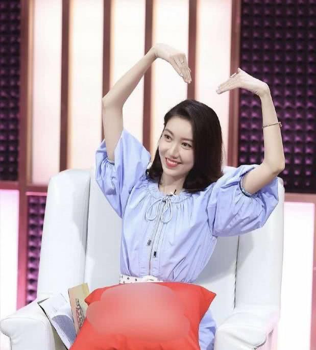  少女：林小娘高露短上衣配修身裙甜美又可爱，简直就是少女