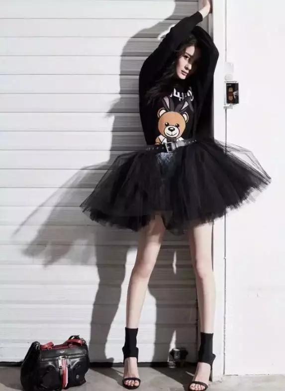 杨幂关晓彤撞衫，大10岁竟一次没输！网友：腿在气质面前不值一提