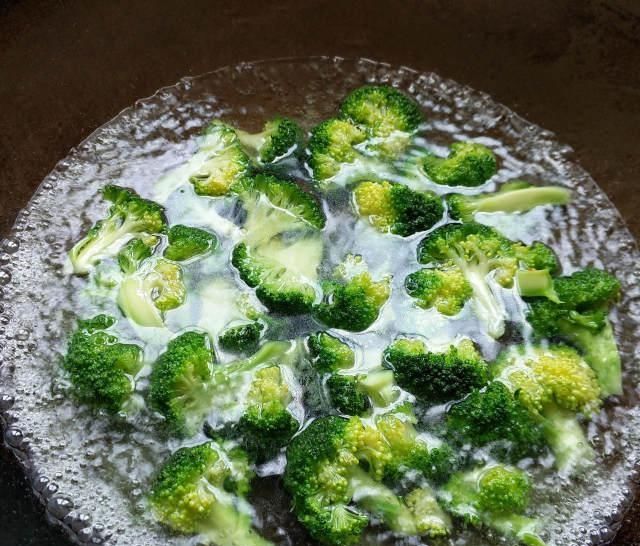  鲜菇：蚝油鲜菇西兰花，简单又好吃，清脆可口，一出锅抢着吃