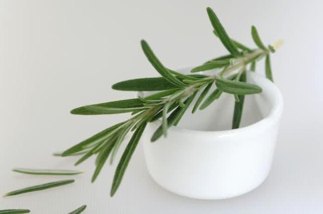 脸上这4个异常，说明已经感染螨虫，再不除螨，脸注定是负担