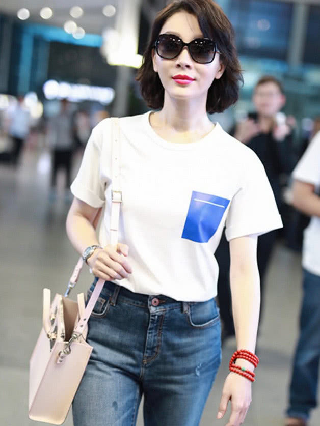 陈数现身机场的一组照片，精致的五官与清纯气质