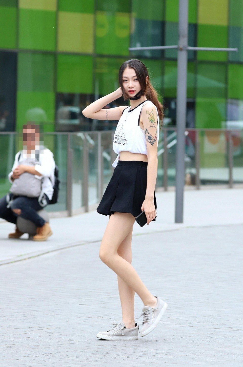 街拍：穿着清新洋气的小姐姐，时尚活力有魅力！