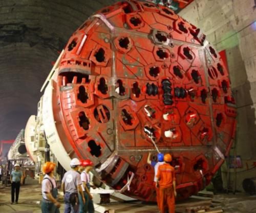  「西北」中国西北的引水工程，打穿秦岭横断十座山脉，将引长江