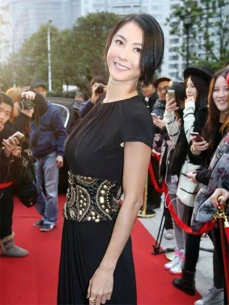 李湘与张柏芝，同穿红色印花连衣裙，差别有点大？