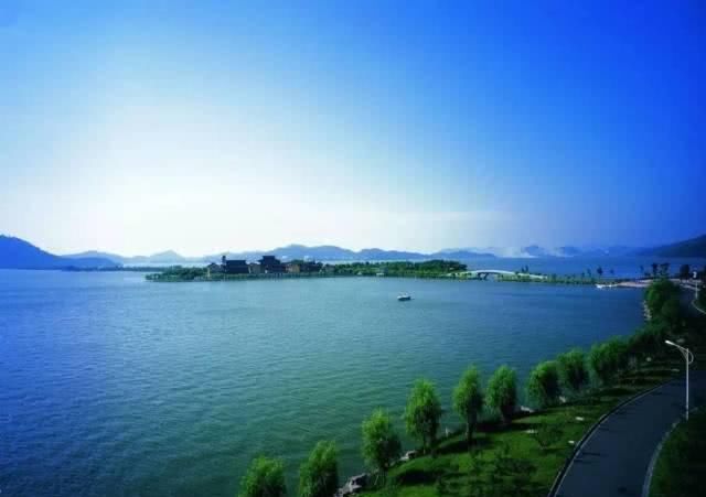  【湖泊】江西名气最大的一个湖泊，是中国第一大淡水湖，湖区有4
