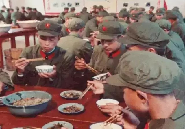 70年代身着65式军服的解放军，条件虽艰苦，但个个精气神十足
