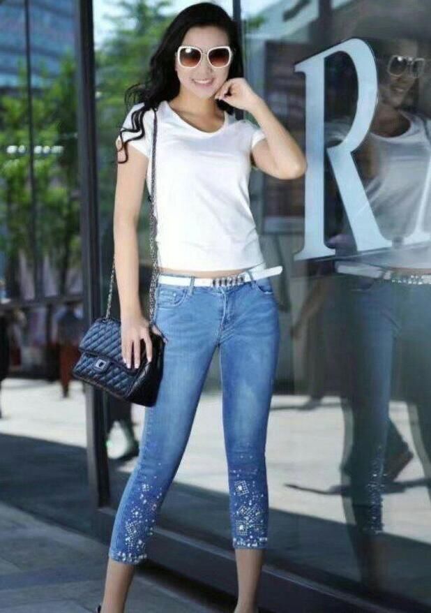 紧身牛仔裤美女展现的美女形象气质更佳，衬托的身材更为迷人