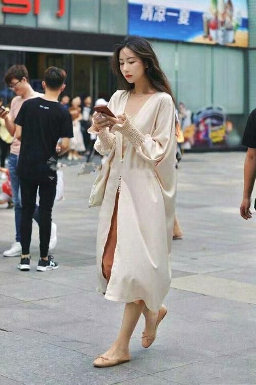 街拍：白色吊带衫搭配紧身运动裤，美女身材傲人，令人震惊