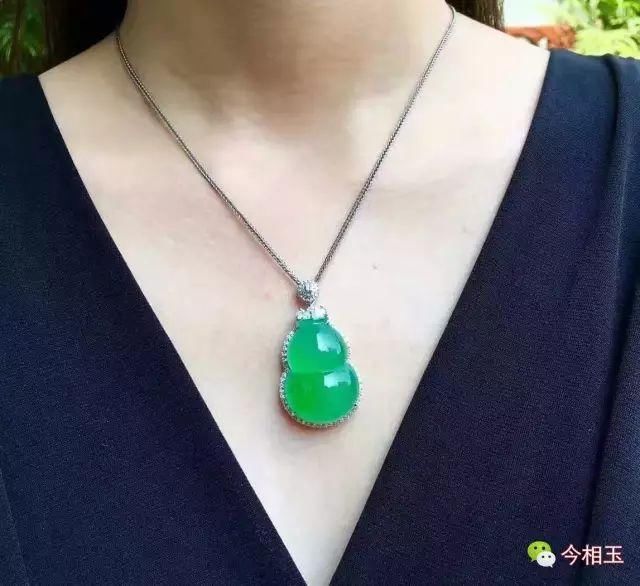 翡翠吊坠怎样配衣才更迷人