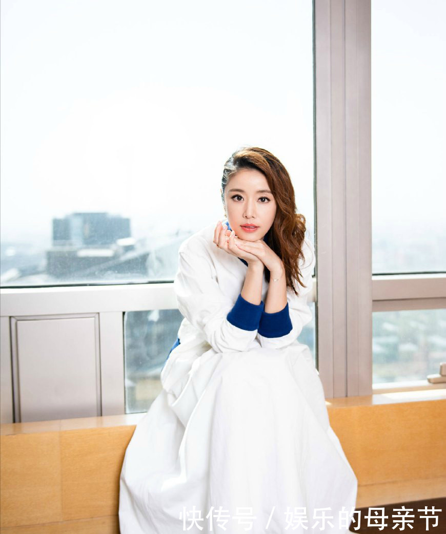 林心如的街拍look,洁白装扮彰显夏日清新之感