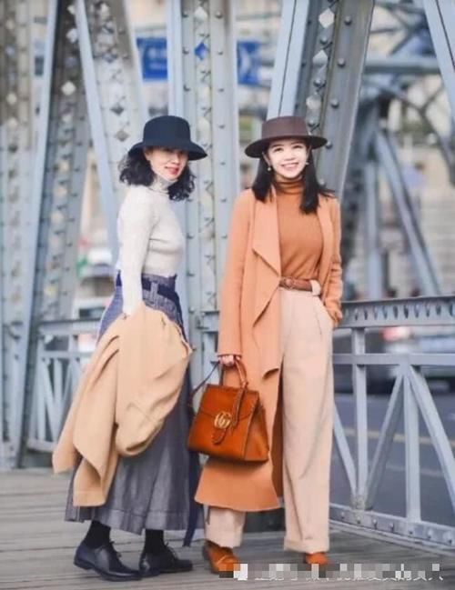 「中年」中年女性大衣如何搭配长裙+打底裤,时尚又保暖,看三木妈妈的搭配效果