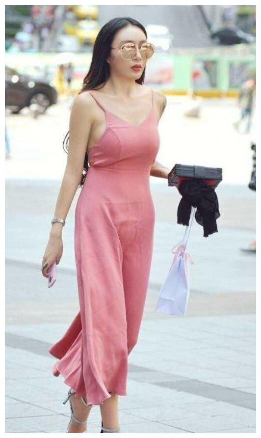 街拍：性感丰满的美女，足够吸引我的目光