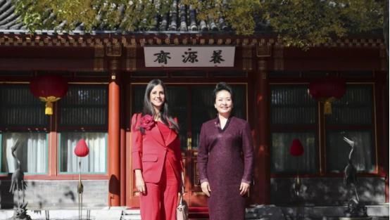 「真容」塞尔维亚总统火了，总统夫人真容也被扒出来了，女网友：死心了！