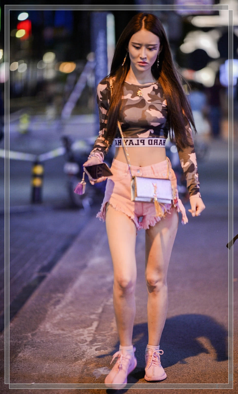 气质小姐姐迷彩衣搭配粉色短裤，新潮运动型美女长发飘飘身材火辣