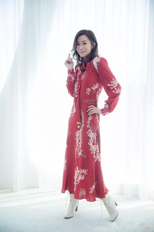 70后与80后撞衫灰色裙，网友:喜欢佘诗曼多一点!