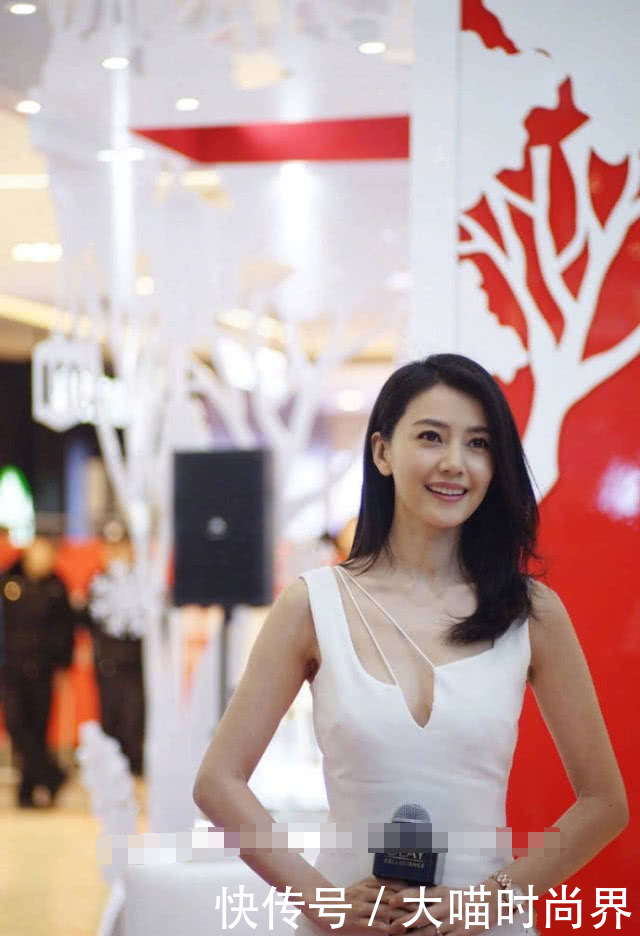 国民女神高圆圆太惊艳了,穿露肩蓝裙优雅动人,仍是初恋模样!