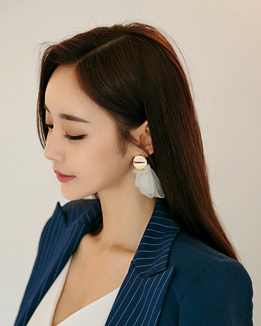 女神孙允珠，花饰藤条蓝玛瑙流线波痕西装