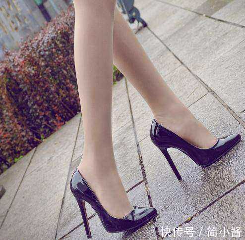 尖头细跟，强烈展现了少女般的活泼甜美，打造曼妙修长的腿部曲线