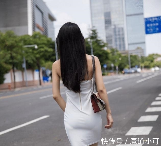 美女|轻熟美女把紧身露背裙,穿出了别致的美,看了挪不开眼