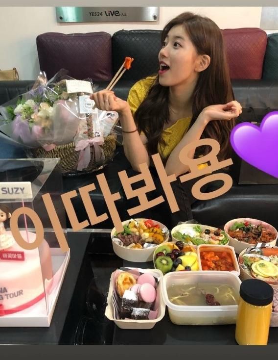 周洁琼和秀智同穿黄色上衣，网友：一个女神一个路人