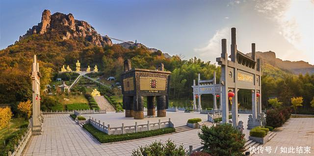 一个美丽的避暑天堂，可以玩漂流，走玻璃桥，游客还不少