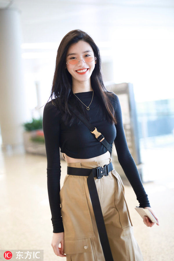 奚梦瑶“纸袋裤”超显瘦，A4腰细到不盈一握