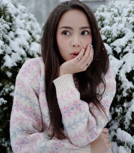  泰国@什么是甜美俏丽？看看泰国小花yaya，身穿粉嫩毛衣少女感十足
