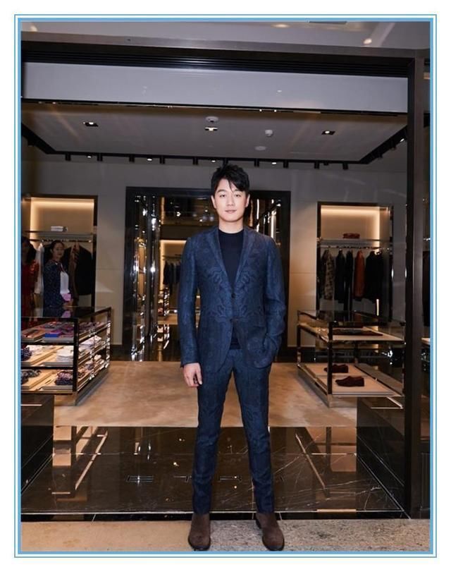 当25岁牛骏峰和39岁佟大为同穿西装，才知道为啥男人越老越有味！