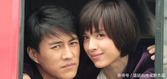 「丈夫」李佳晒丈夫早起照,靳东累得睁不开眼,还不忘搂着儿子
