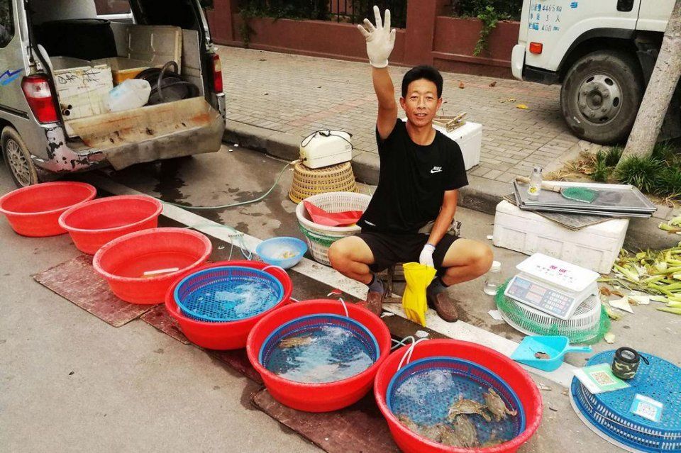海鲜摊贩说 自从卖上梭子蟹 家里就没吃过活的 每天4个小时坚守